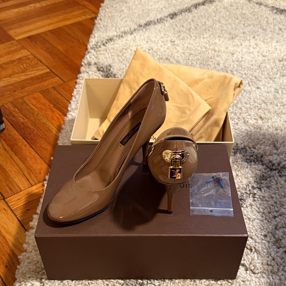 Louis Vuitton Tan Patent Leather Heels size 36
